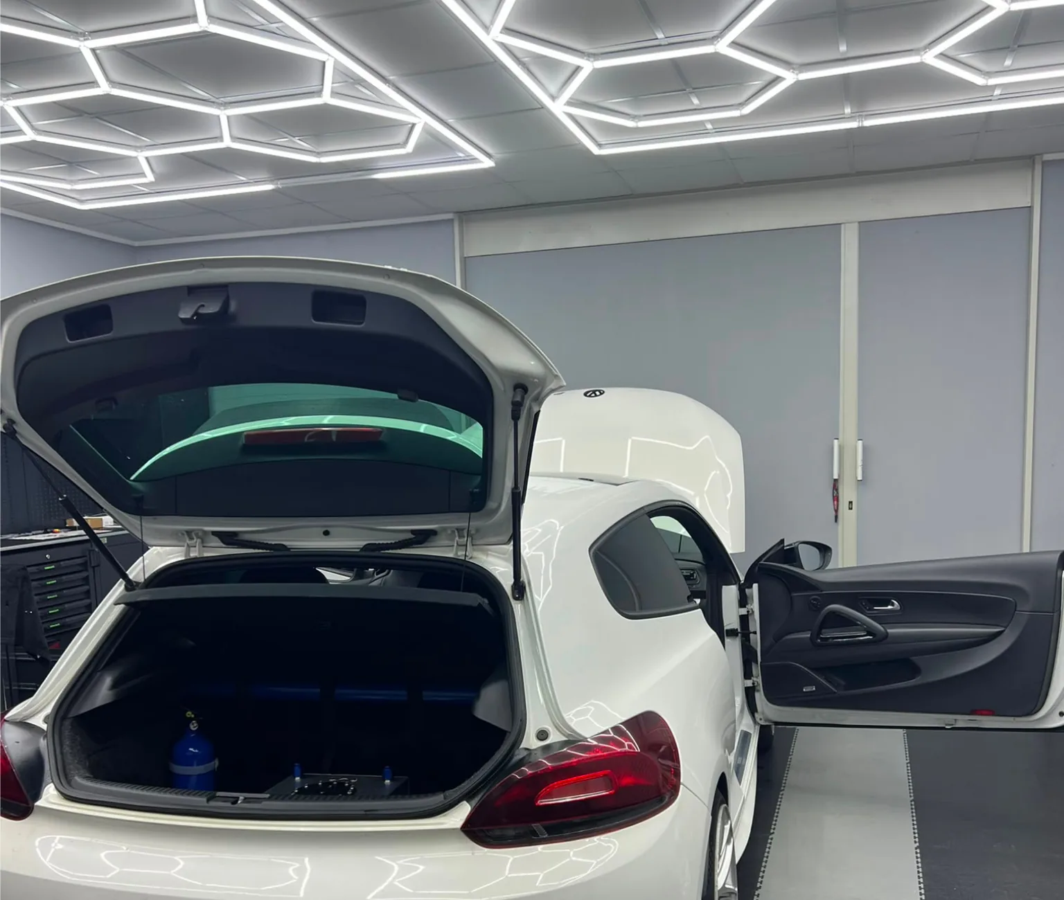 Impianto acqua metanolo installato nel bagagliaio di un'auto sportiva